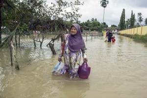 En Pahang, por la crecida del ro, habitantes y turistas han sido rescatados con embarcaciones y hel