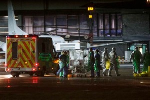 Llega a Londres mujer diagnosticada con bola en Escocia Segn fuentes sanitarias, la mujer fue llevada a la capital britnica en un avin militar especialme