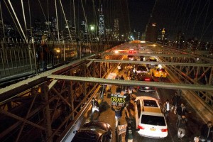 Los choques se produjeron en el puente de Brooklyn, al caer la noche, cuando varias personas supuest