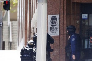 Agentes de la polica se sitan en una esquina cerca de la cafetera donde los rehenes estn retenid