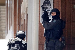 Las oficinas vecinas al caf fueron evacuadas como medida de precaucin, dijo la polica. Las person