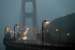 Fuertes rfagas azotaron el puente Golden Gate Bridge y olas altas golpeaban la costa