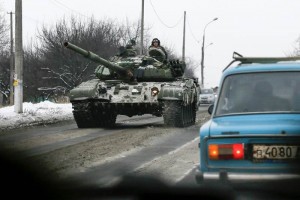 Separatistas prorrusos manejan un tanque en la ciudad ucraniana de Khartsyzk, al este de Donetsk