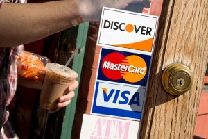 Visa y Mastercard tambin suspendieron en marzo pasado sus servicios a varios bancos rusos afectados