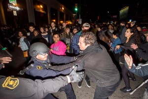 En California, las autoridades denunciaron que una de las marchas se torn violenta cuando varias pe