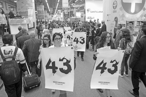 Protestan en la FIL de Guadalajara por Ayotzinapa