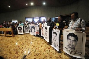 'T�teres son ellos', responden padres de normalistas a Semar