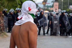 Enfrentamiento entre policas y manifestantes en Guerrero