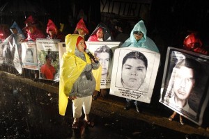 Aspecto de los manifestantes en las inmediaciones de Los Pinos