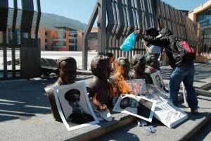 Maestros de la CETEG quemaron bustos de ex gobernadores durante una manifestaci�n que realizaron fre