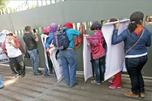 Algunos de los familiares de los normalistas se pararon en la puerta de las instalaciones de la 35 Z