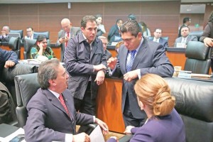 Los coordinadores en el Senado, Emilio Gamboa, del PRI, y Jorge Luis Preciado, del PAN, dialogan en 