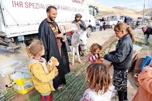 Nios de la minora yazid reciben juguetes y ayuda humanitaria en un campamento de Sinjar, en Irak.