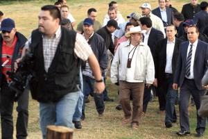 Rodeado de policas ministeriales, Hiplito Mora fue trasladado en un helicptero del Ejrcito mexic