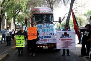 Se apostaron sobre la lateral de Paseo de la Reforma, frente al Senado con autobuses, microbuses y c