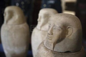 Las piezas, entre las que destaca una cabeza que representa a la diosa Sekhmet, de 3 mil 800 aos de