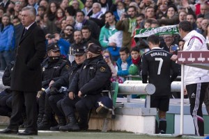 El portugu�s vio la roja al minuto 82, cuando el cotejo se encontraba empatado (1-1). 