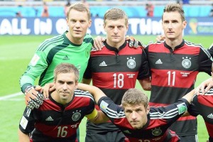 Neuer, Krros, Mller, Klose y Lahm posan para la foto de la Seleccin campeona del Mundo en Brasil 2