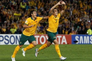 Jason Davidson celebra el primer gol de los australianos contra los Emiratos �rabes