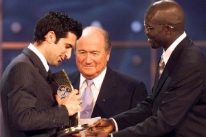 Figo recibe de las manos de Blatter y de Georges Weah el galard�n al Mejor jugador del 2001