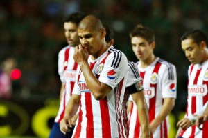 Los jugadores de las Chivas salen cabizbajos tras perder con Chiapas 