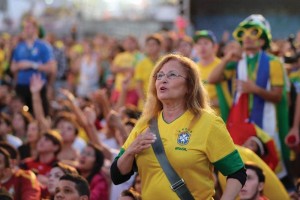Aficionados brasile�os miran el partido de su Selecci�n con Holanda por el tercer lugar 