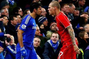 Diego Costa se encara contra Martin Skrtel  en el partido de la semifinal de la Copa de la Liga