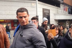 El jugador del Real Madrid es asechado por sus seguidores en la Plaza de Callao de Madrid