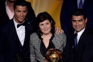 El jugador del Real Madrid celebra la obtencin de su tercer Baln de Oro con su mam y su represent