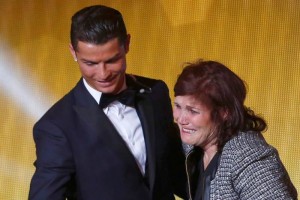 Engrandece su leyenda. El jugador junto a su madre