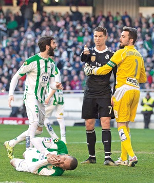 Cristiano agrede, lo expulsan y se disculpa