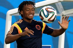 El internacional de colombia trata de dominar el bal�n durante una exhibici�n en la Copa del Mundo d