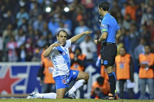 El actual futbolista del puebla celebra uno de sus goles conseguidos en el Apertura 2014