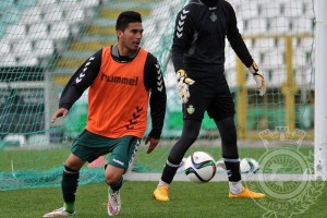 El delantero mexicano en su primer entrenamiento con el Vit�ria Set�bal 
