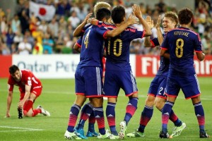 Los jugadores de Jap�n celebren un gol ante Jordania
