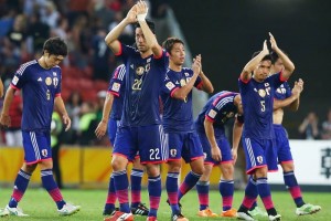 Los jugadores de Japn se despiden de su aficin tras ganar 1-0 a Irak