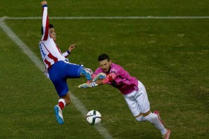 Ra�l Jim�nez disputa el esf�rico con el guardameta contrario