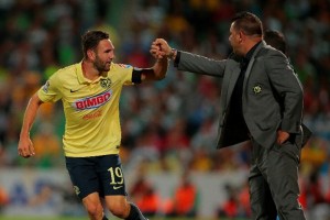 El ex jugador del Am�rica celebra un gol con Antonio Mohamed en la Liga MX