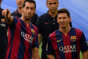 Busquets le da algunas indicaciones al futbolista argentino Lionel Messi