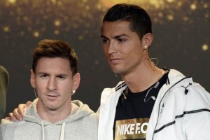 Cristiano Ronaldo hace un guio a Messi El argentino del FC Barcelona Lionel Messi (c), y el delantero protugus del Real Madrid, Cristiano