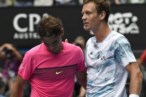 Tomas Berdych es felicitado por Rafael Nadal, quien pierde de forma dr�m�tica por 6-2, 6-0 y 7-6 en 