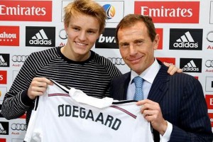 Odegaard, acompa�ado de Butrage�o durante su presentci�n como jugador del cuadro blanco