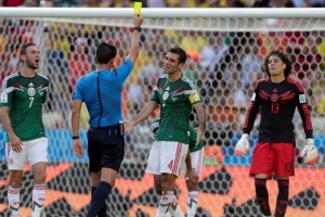 Pedro Proen�a amonesta a Rafael M�rquez por supuesta falta en el �rea de M�xico a Robben