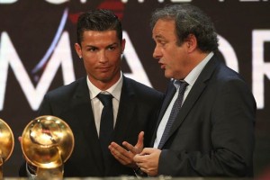 Michel Platini junto al jugador luso en la entrega de los premios 