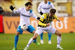 El mexicano Andr�s Guardado y sus compa�ero se retiran del campo despu�s de disputar un partido en l