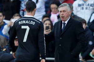 Ancelotti mira como Cristiano Ronaldo se va de la cancha expulsado