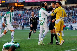 El internacional de Portugal agredi� a Edimar cuando el bal�n no estaba en disputa