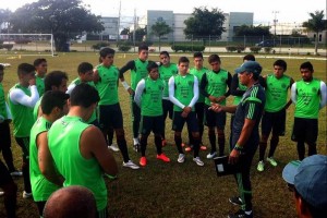 Sergio Almaguer le da algunas instrucciones a sus jugadores durante el entrenamiento 