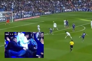 El bal�n que sali� del terreno de juego destap� a un 'Superman'; redes sociales lo difunden.