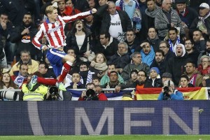 Fernado Torres celebra uno de sus dos goles que consigui ante el Real Madrid